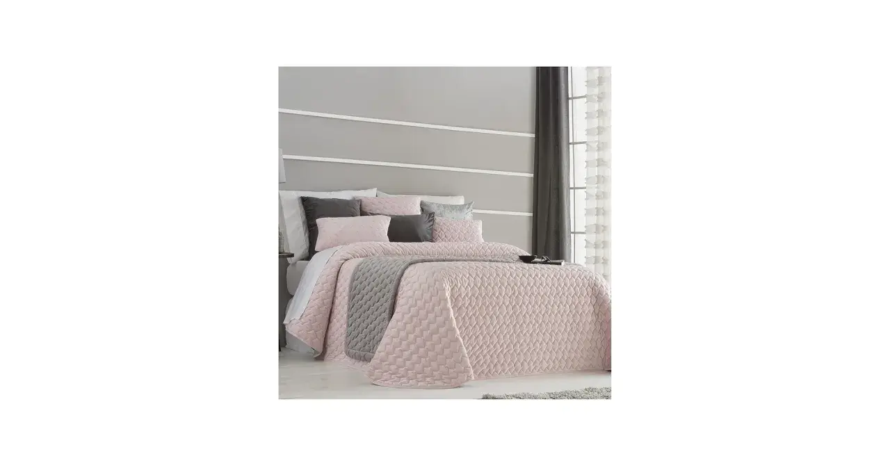 Colchas antilo outlet: cama vestida con colcha rosa acolchada y cojines grises y rosas.