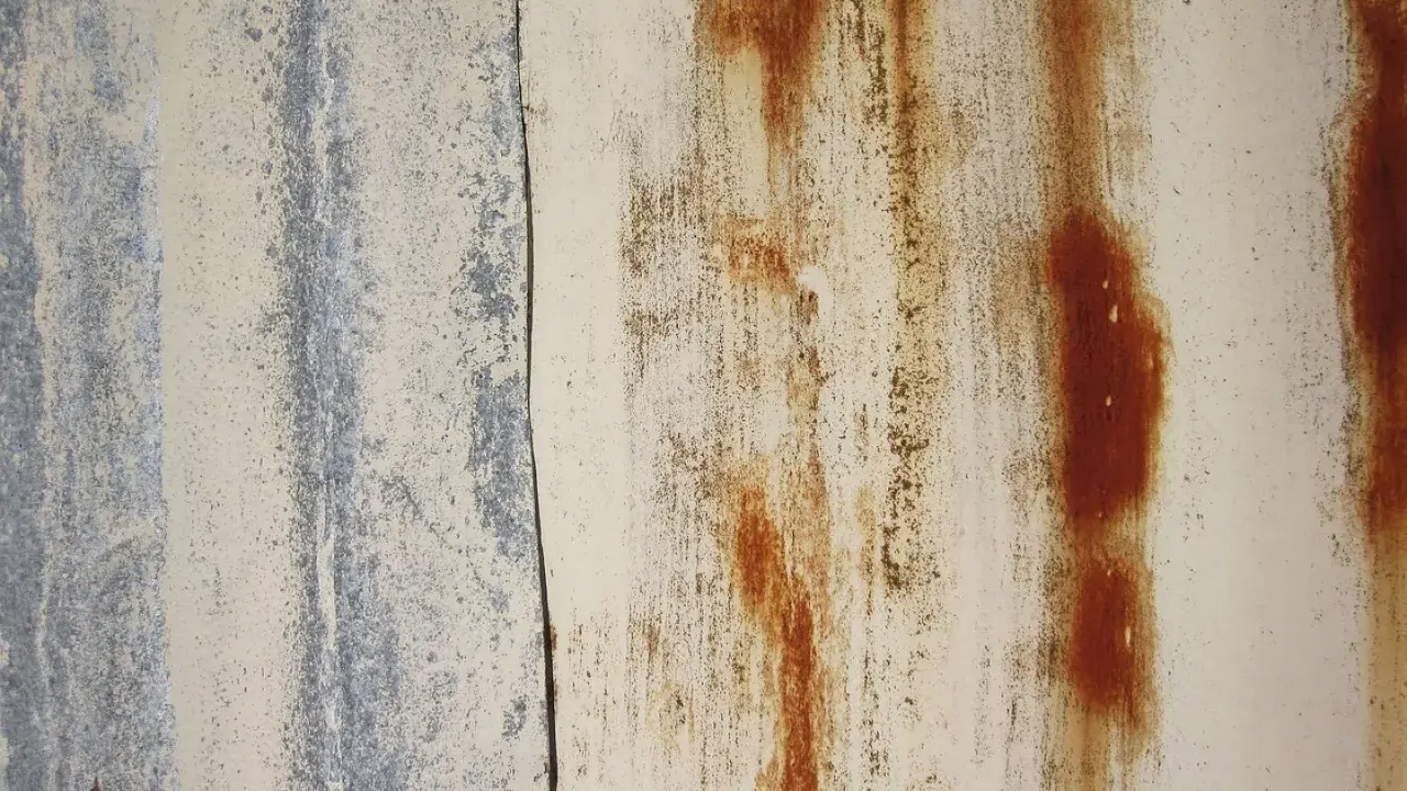 Textura de metal oxidado con vetas marrones y grises. Un ejemplo de cómo quitar el óxido del suelo.