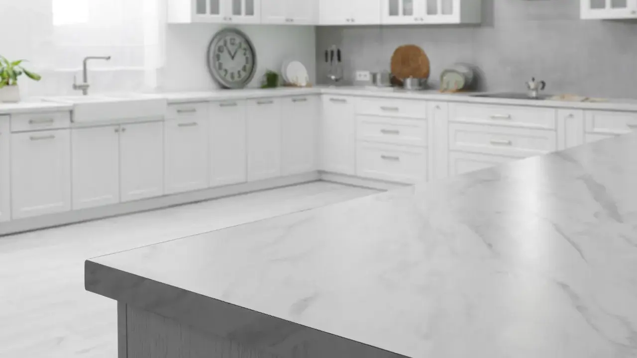 Encimera de cocina con efecto **mármol** que imita la piedra natural.