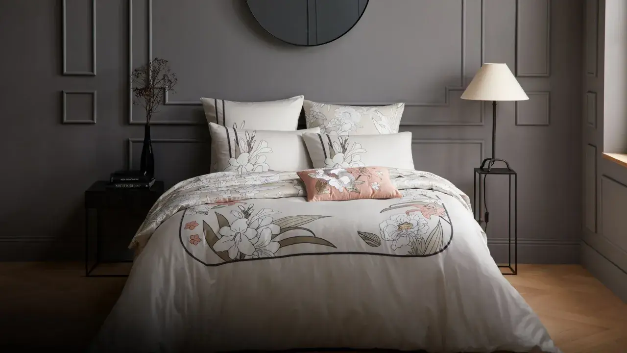 Elegante funda nórdica 260x240 con estampado floral en tonos neutros. Un toque de sofisticación para tu dormitorio.