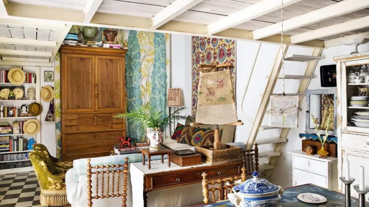 Un acogedor salón con estilo cottagecore, lleno de textiles coloridos, muebles de madera y objetos vintage.