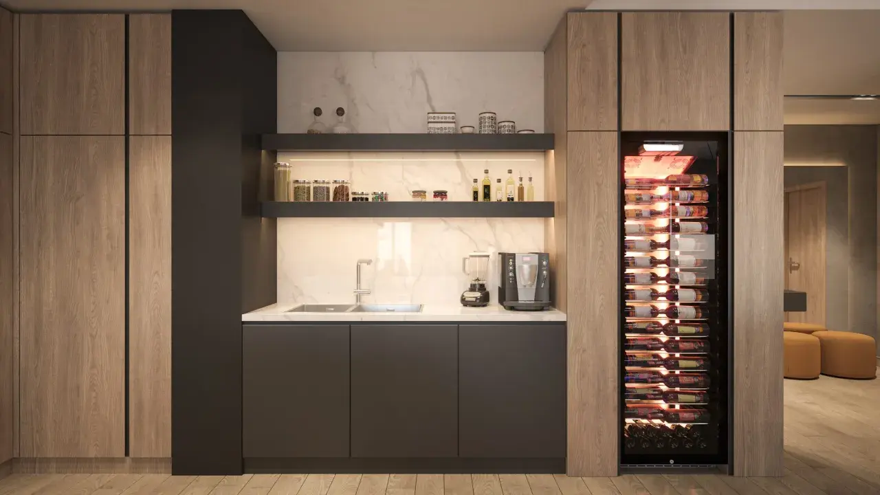 Un rincón de café en la cocina moderna, con cafetera, licuadora y una vinoteca repleta de botellas.