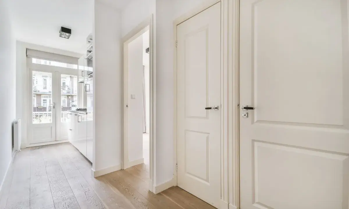 Pasillo con puertas blancas, ideal para cambiar puertas de casa y dar un aire nuevo.
