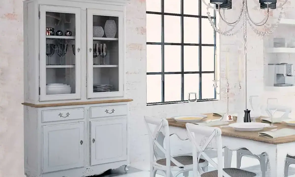 Vitrina blanca con vajilla y copas, ideal para saber qué poner en una vitrina de salón.
