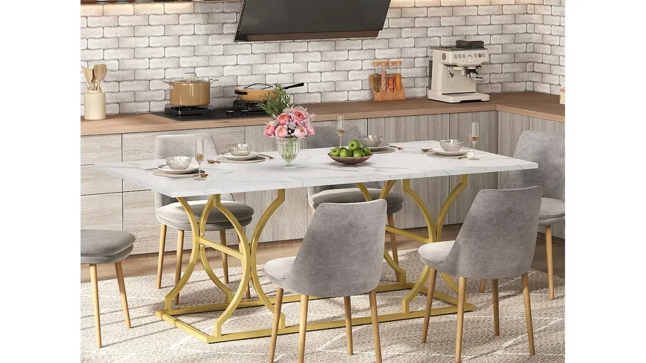 Mesa de comedor moderna con base dorada y sillas grises, ideal para 8 personas. Las medidas de la mesa comedor 8 personas son perfectas para reuniones familiares.