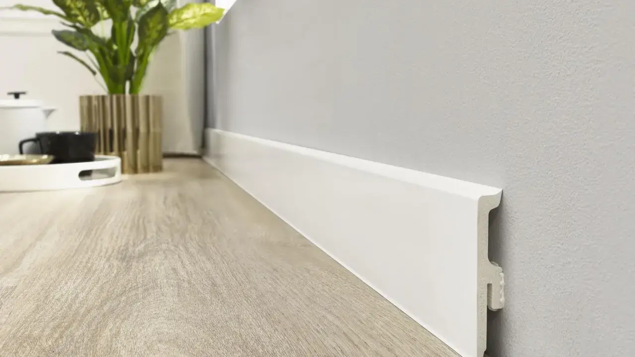 Rodapiés blancos modernos, un detalle clave en la decoración actual. Su diseño minimalista realza la calidez de la madera del suelo.