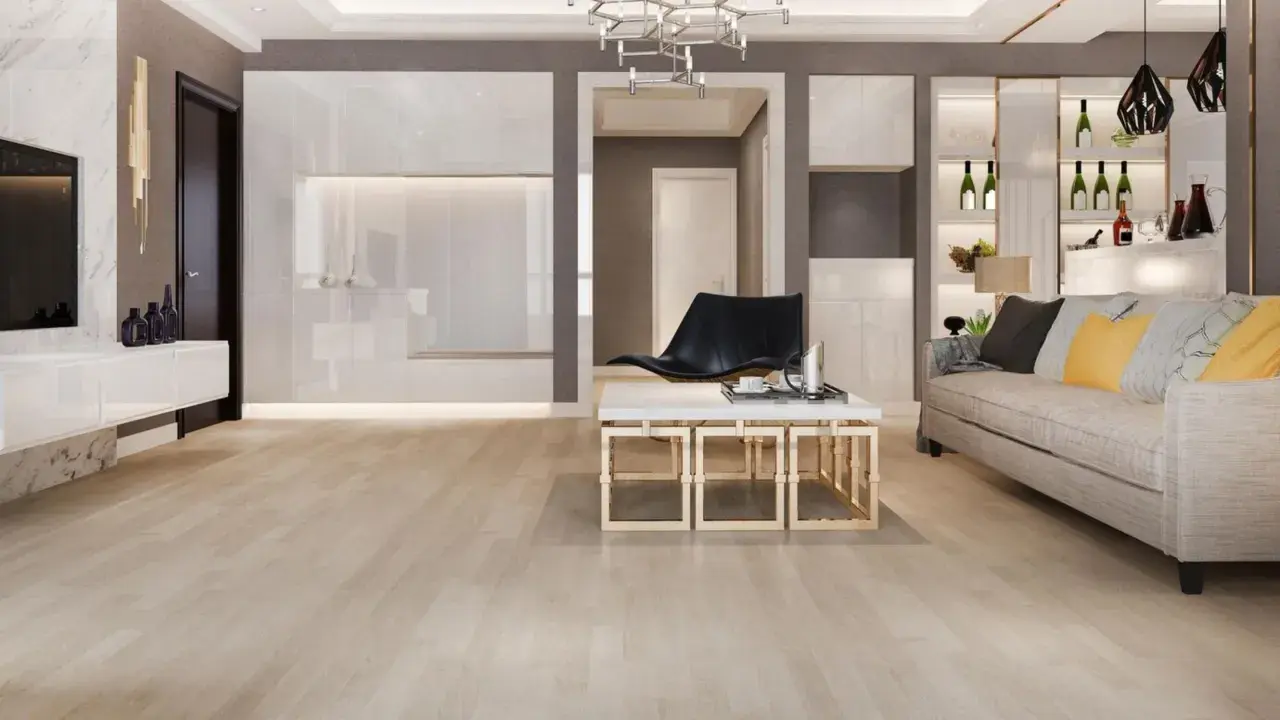 Suelos de madera clara, ideales para casas modernas. Un salón elegante con sofá, mesa de centro y estanterías.
