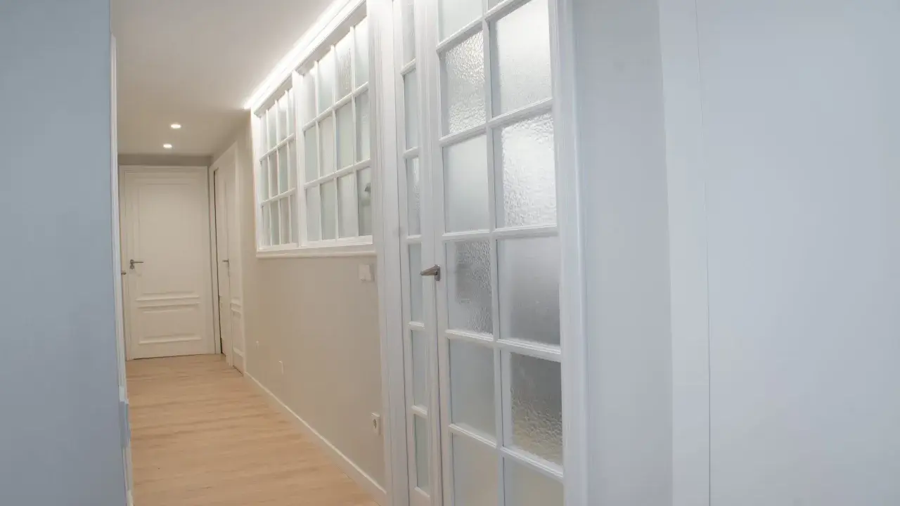 Pasillos modernos con puertas de interior de cristal emplomado y puertas lisas. Así que puertas de interior se llevan hoy en día.