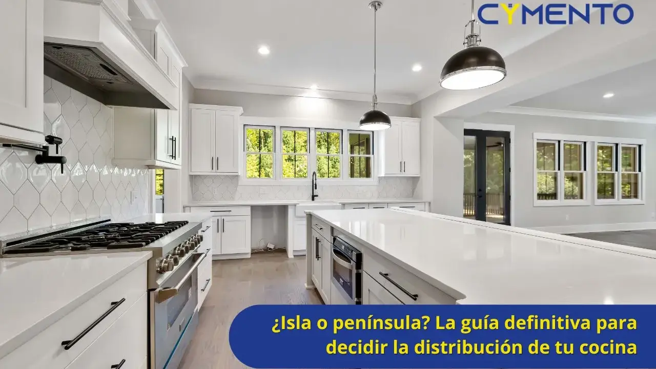 Cocina moderna y luminosa con una espaciosa isla central, gabinetes blancos y electrodomésticos de acero inoxidable.