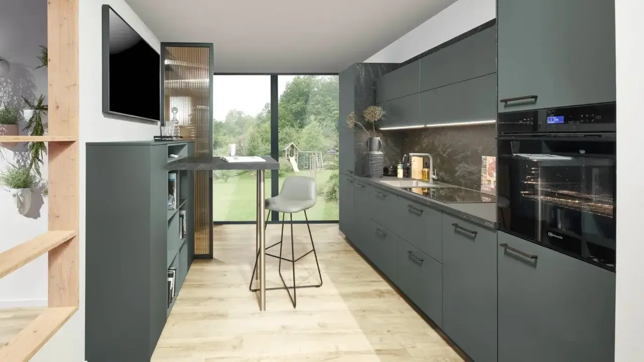 Elegante cocina con gabinetes grises y encimera de piedra. La combinacion colores para cocina es moderna y sofisticada, con toques de madera natural.