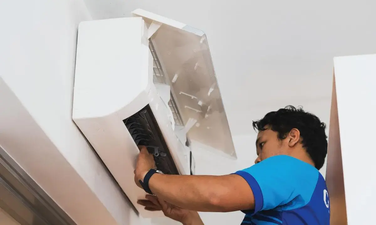 Técnico instalando un aire acondicionado. Aprende como instalar un aire acondicionado paso a paso.