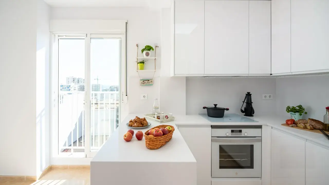 Cocinas pequeñas con barra, luminosas y modernas, con desayuno listo para disfrutar.