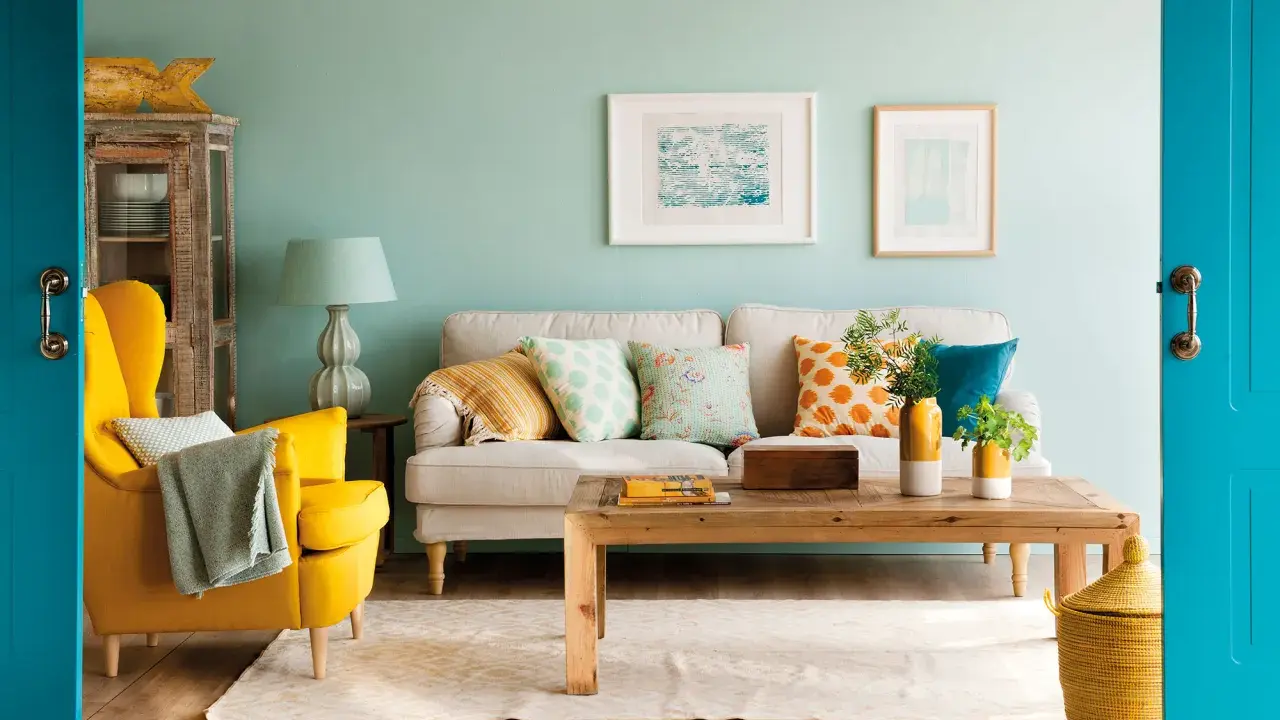 Un sillón amarillo vibrante y cojines con estampados alegres muestran los **colores que combinan con mostaza** en esta sala de estar acogedora.