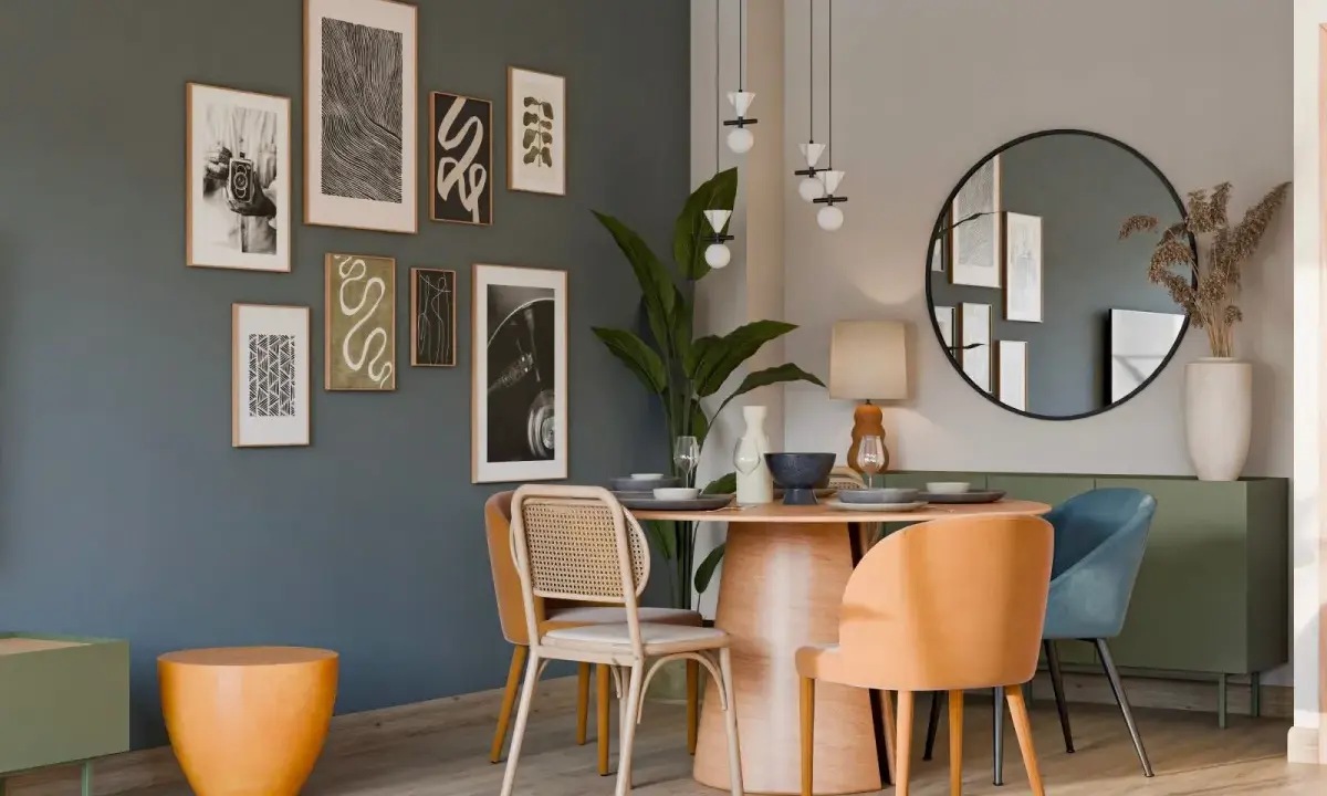 Comedor moderno con mesa de madera, sillas en tonos naranja y azul, y una pared decorada con cuadros. Los colores para comedor moderno son vibrantes y acogedores.