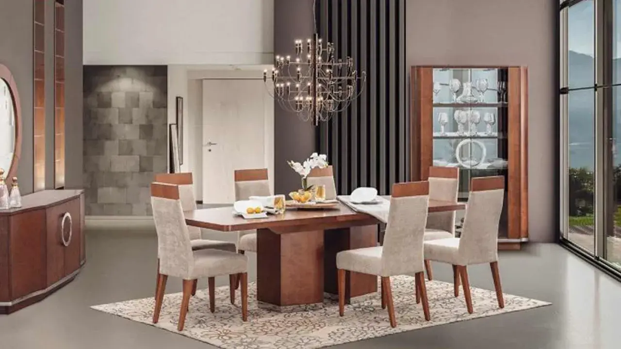 Ideas para decorar una mesa de comedor moderna: mesa de madera, sillas tapizadas, vajilla elegante y una lámpara colgante.