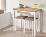 Elegantes mesas para cocinas pequeñas, con dos taburetes a juego. Perfectas para optimizar el espacio y disfrutar de comidas acogedoras.