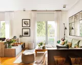 Un salón moderno y luminoso. Descubre cómo iluminar un salón con luz natural y artificial, creando un ambiente acogedor.