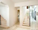 Pasillos con encanto, con escaleras de diseño moderno y clásico, y un suelo de baldosas con motivos dorados.