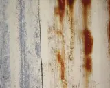 Textura de metal oxidado con vetas marrones y grises. Un ejemplo de cómo quitar el óxido del suelo.