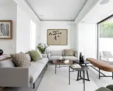 Salón moderno y luminoso con grandes ventanales que permiten unir terraza y salón, creando un espacio fluido y acogedor.