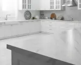 Encimera de cocina con efecto **mármol** que imita la piedra natural.