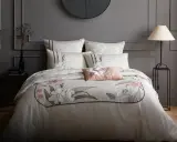 Elegante funda nórdica 260x240 con estampado floral en tonos neutros. Un toque de sofisticación para tu dormitorio.