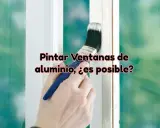 Mano pintando marco de ventana de aluminio con brocha blanca. ¿Es posible pintar aluminio?