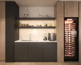 Un rincón de café en la cocina moderna, con cafetera, licuadora y una vinoteca repleta de botellas.