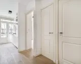 Pasillo con puertas blancas, ideal para cambiar puertas de casa y dar un aire nuevo.