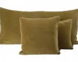 Tres cojines de terciopelo en tonos verdes y marrones, dispuestos en diferentes tamaños.