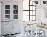 Vitrina blanca con vajilla y copas, ideal para saber qué poner en una vitrina de salón.