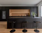 Elegantes cocinas negras y madera, con isla central y taburetes modernos.