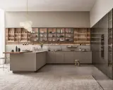 Cocina con península abierta al salón, con estanterías de madera y electrodomésticos integrados.