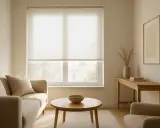 Salón acogedor con sofá beige, mesa de centro de madera y estor enrollable noche y día que filtra la luz.