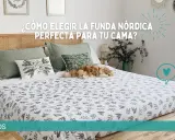Un acogedor juego de funda nórdica con estampado botánico decora una cama con un perro durmiendo plácidamente.
