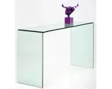 Consola cristal minimalista con escultura púrpura de un atleta en pose de lanzamiento.