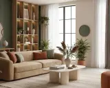 Sofá beige con cojines color terracota y verde, mesa de centro ovalada con libros y jarrones, y estanterías llenas de objetos decorativos, creando centros de mesa modernos.