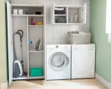Lavaderos ideas: aspiradora, plancha y lavadora organizados en un espacio moderno y funcional.