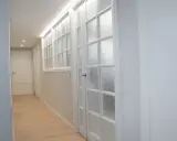 Pasillos modernos con puertas de interior de cristal emplomado y puertas lisas. Así que puertas de interior se llevan hoy en día.