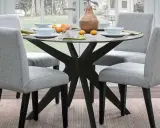 Ideas para decorar una mesa redonda: centro de mesa con jarrón y naranjas, platos y servilletas.