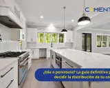 Cocina moderna y luminosa con una espaciosa isla central, gabinetes blancos y electrodomésticos de acero inoxidable.