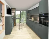 Elegante cocina con gabinetes grises y encimera de piedra. La combinacion colores para cocina es moderna y sofisticada, con toques de madera natural.