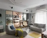 Un espacio que irradia hygge que es: sofás cómodos, mantas cálidas y un rincón de trabajo acogedor.