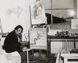 Salvador Dalí en su estudio, rodeado de sus icónicos cuadros, trabajando en una nueva obra surrealista.