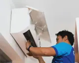 Técnico instalando un aire acondicionado. Aprende como instalar un aire acondicionado paso a paso.