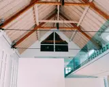 Techo interior con vigas de madera y un moderno **aislante térmico para techos interiores** que complementa la arquitectura.