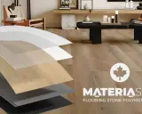 Capa de suelo vinílico SPC con textura de madera, mostrando sus capas de construcción.
