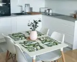 Cocinas pequeñas con mesa para comer, un espacio funcional y moderno con encimeras blancas, electrodomésticos integrados y una mesa con mantel tropical.