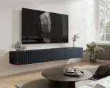 Un mueble flotante oscuro para salón, con un gran televisor encima. El mueble es demasiado estrecho para el tv no cabe en mueble salón.