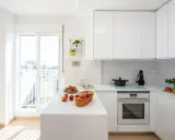 Cocinas pequeñas con barra, luminosas y modernas, con desayuno listo para disfrutar.
